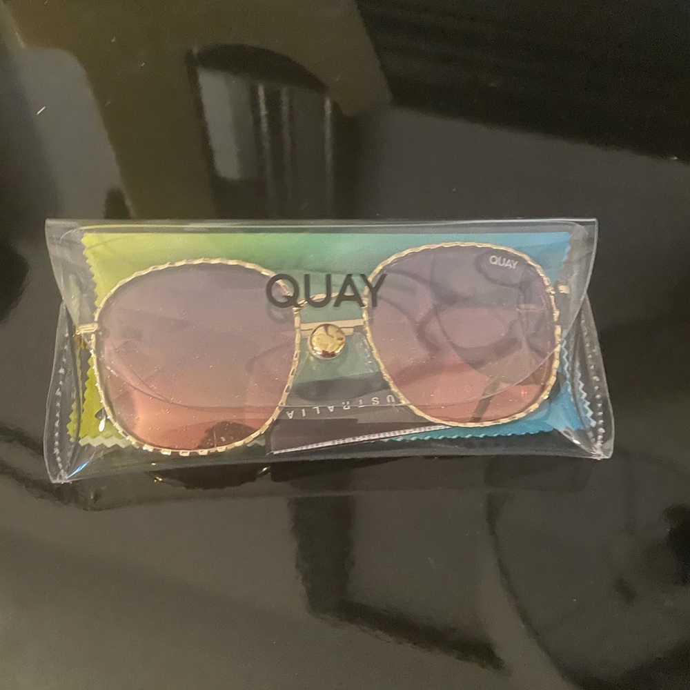 Quay Jezabell twist. Gold frame/peach navy lens